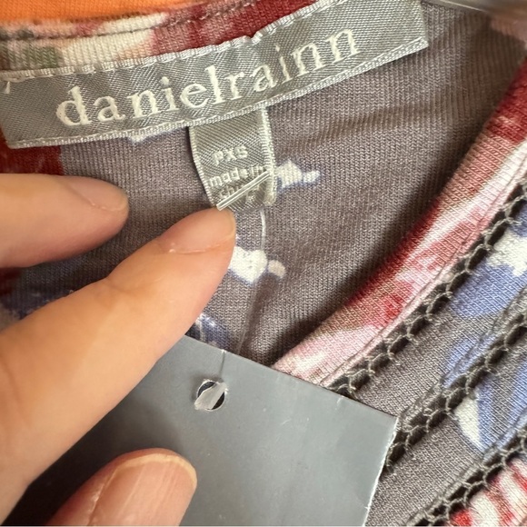 NWT Anthropologie Daniel Rainn Gray and Red Floral Cap Sleeve Top Size PXS - Picture 8 of 10
